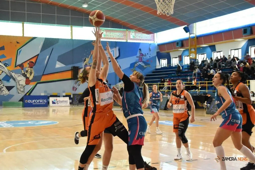 Partido entre el Recoletas Zamora y el Extremadura Miralvalle