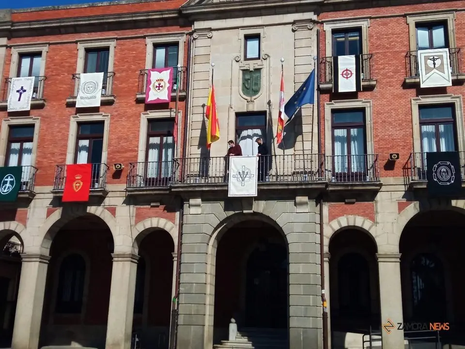 Colocación de los reposteros en la fachada del Ayuntamiento de Zamora