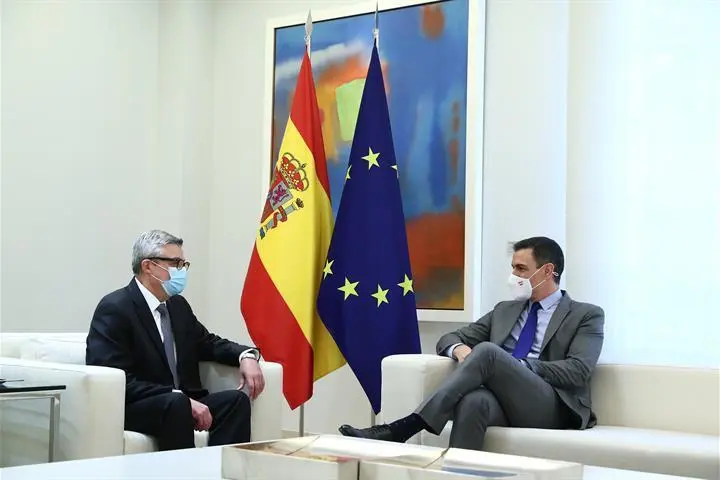 Pedro Sánchez y el embajador de Ucrania en España. Fotografía: Pool Moncloa / Fernando Calvo