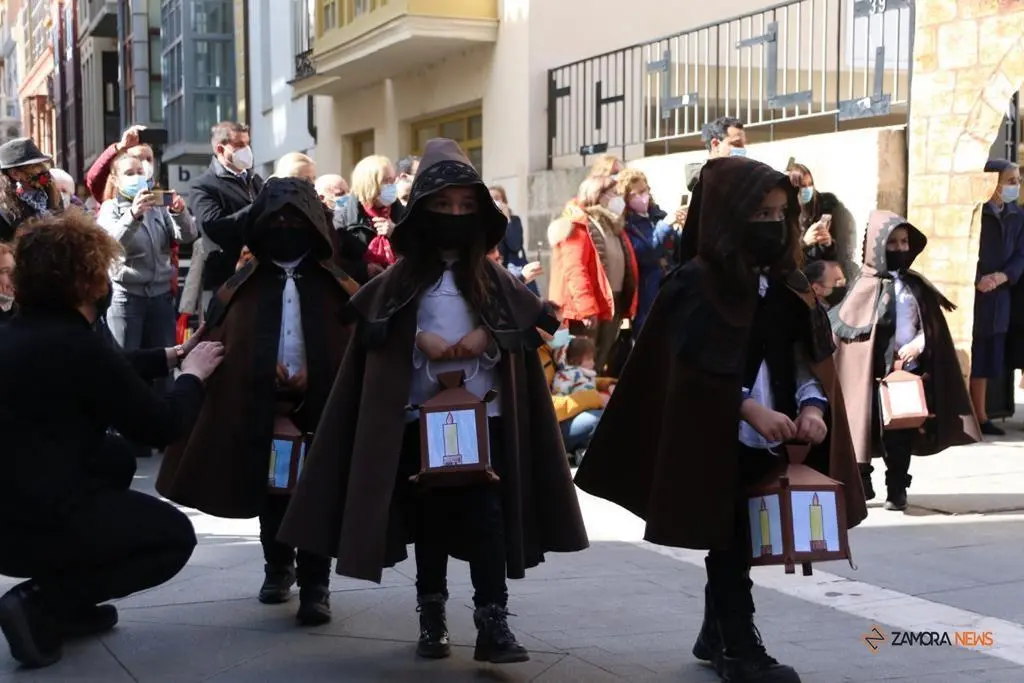 procesión de las Capas Pardas de los alumnos de la Medalla Milagrosa