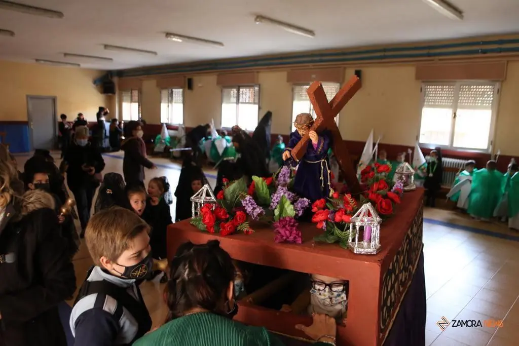 Los alumnos del Amor de Dios desfilan con la imagen de la Esperanza y el Nazareno de San Frontis