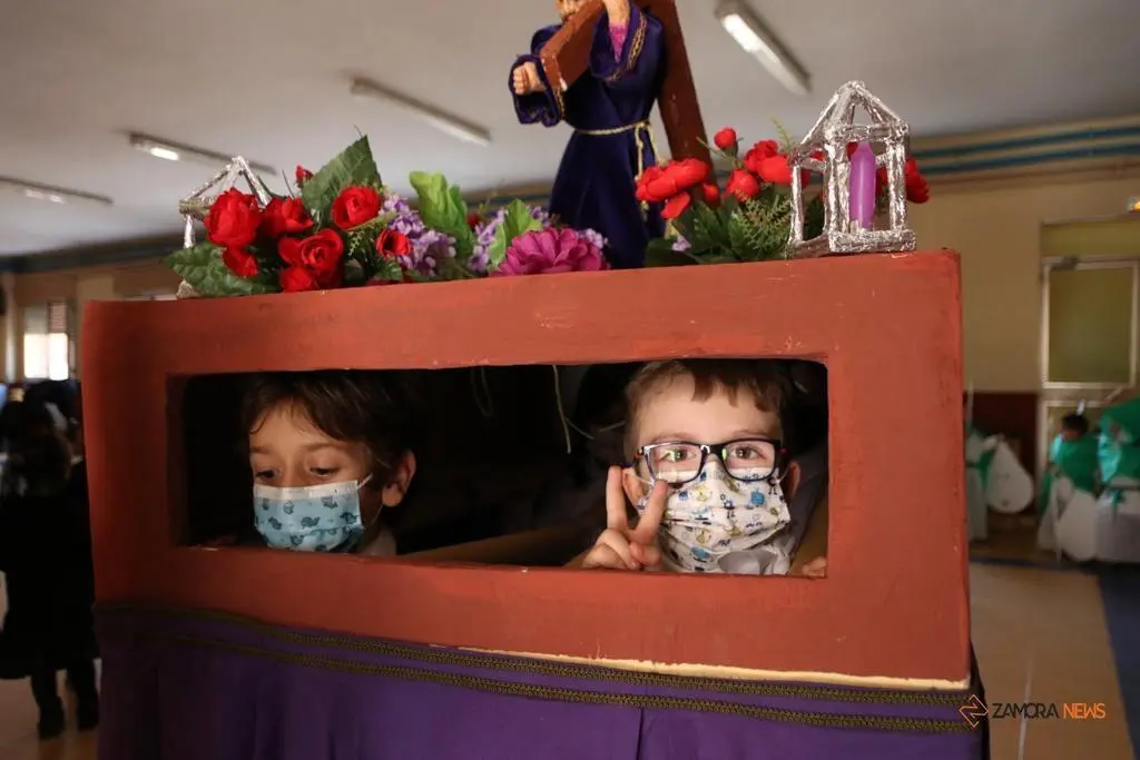 Los alumnos del Amor de Dios desfilan con la imagen de la Esperanza y el Nazareno de San Frontis