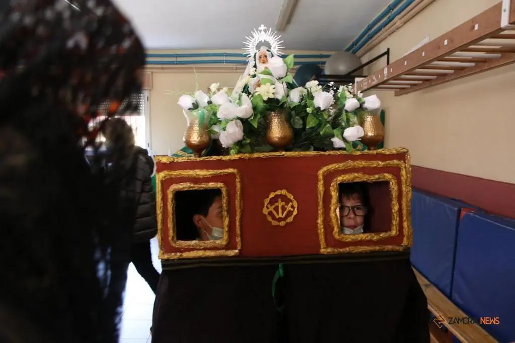 Los alumnos del Amor de Dios desfilan con la imagen de la Esperanza y el Nazareno de San Frontis