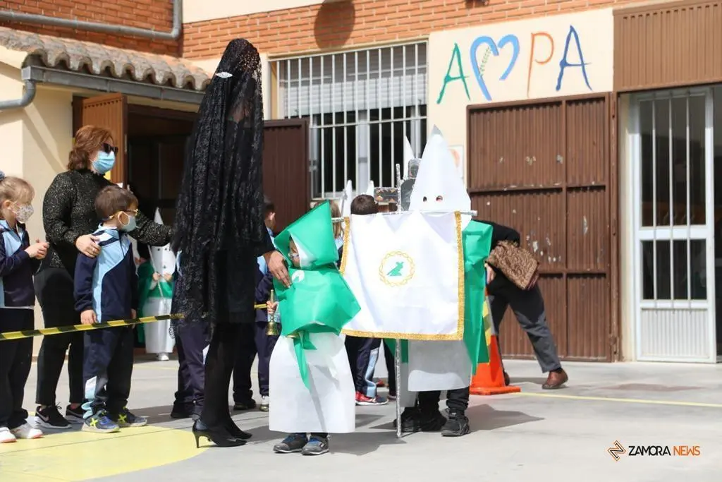 Los alumnos del Amor de Dios desfilan con la imagen de la Esperanza y el Nazareno de San Frontis