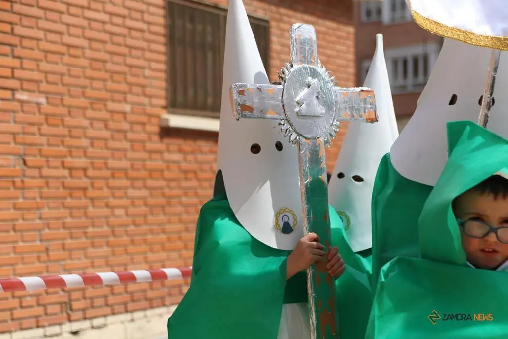 Los alumnos del Amor de Dios desfilan con la imagen de la Esperanza y el Nazareno de San Frontis