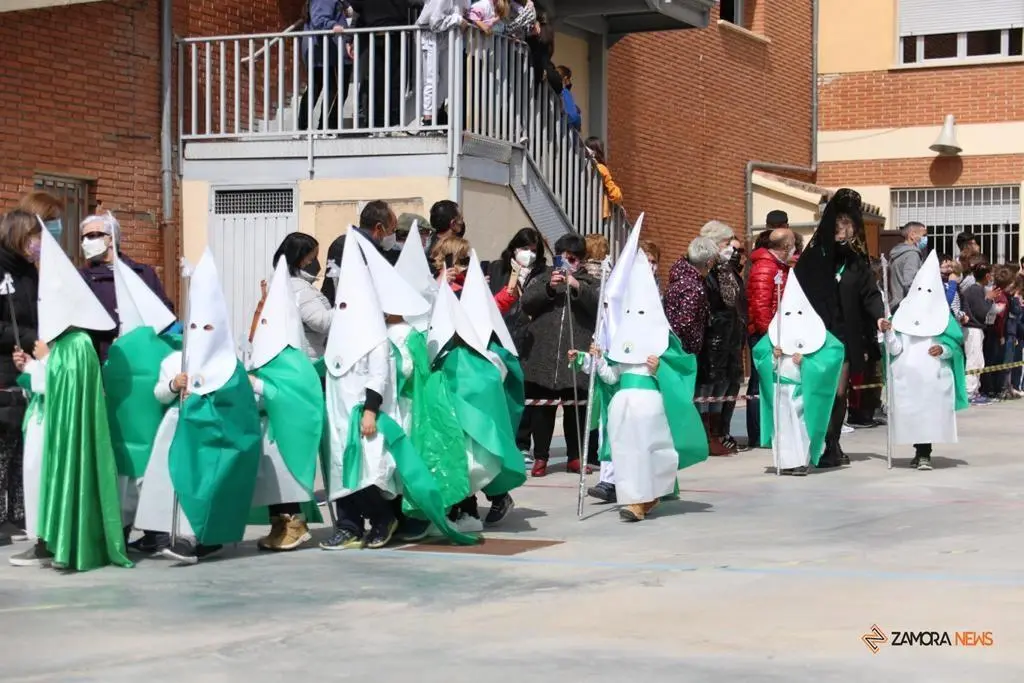 Los alumnos del Amor de Dios desfilan con la imagen de la Esperanza y el Nazareno de San Frontis