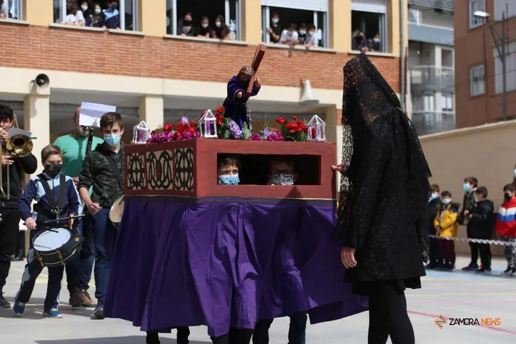 Los alumnos del Amor de Dios desfilan con la imagen de la Esperanza y el Nazareno de San Frontis