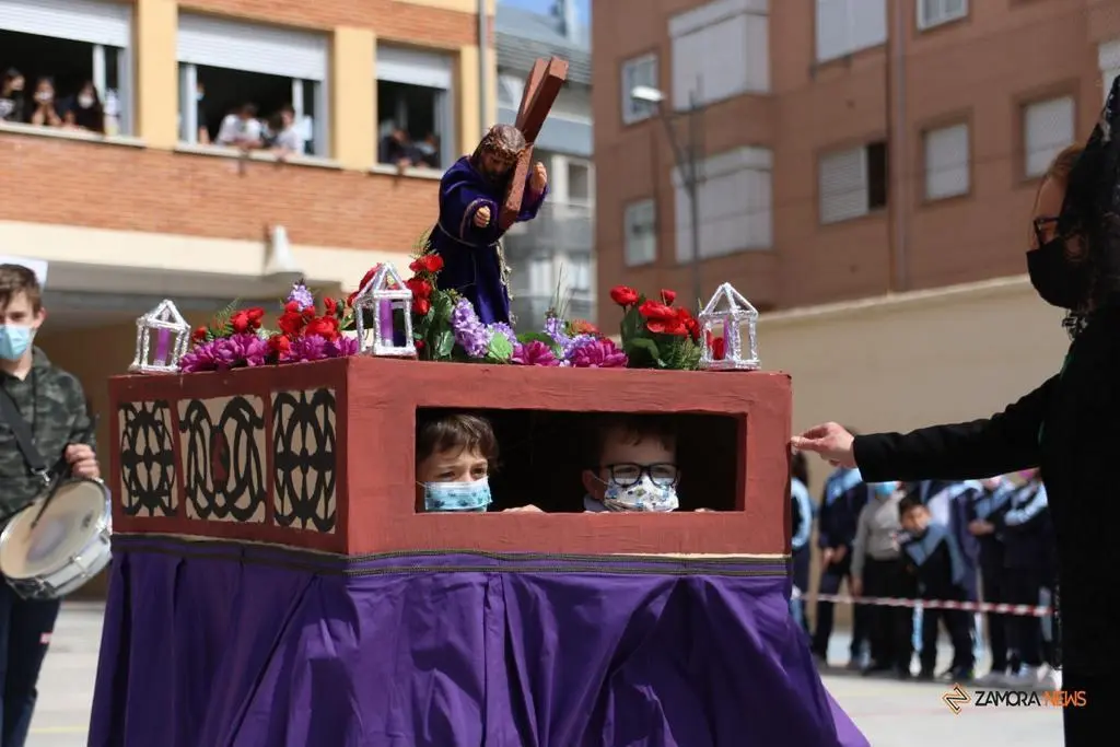 Los alumnos del Amor de Dios desfilan con la imagen de la Esperanza y el Nazareno de San Frontis