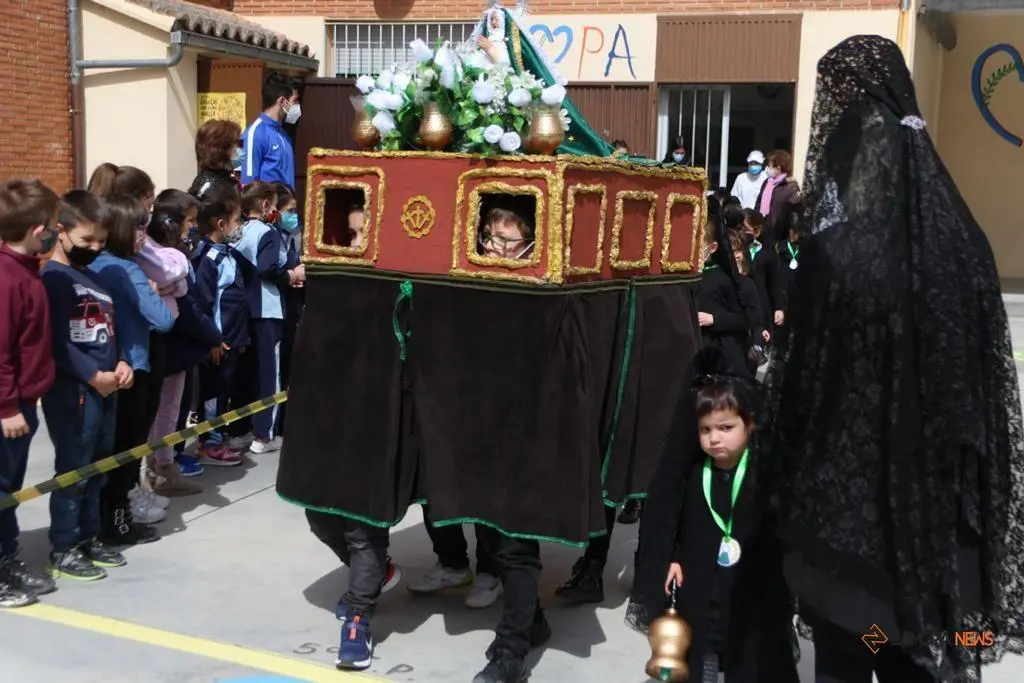 Los alumnos del Amor de Dios desfilan con la imagen de la Esperanza y el Nazareno de San Frontis