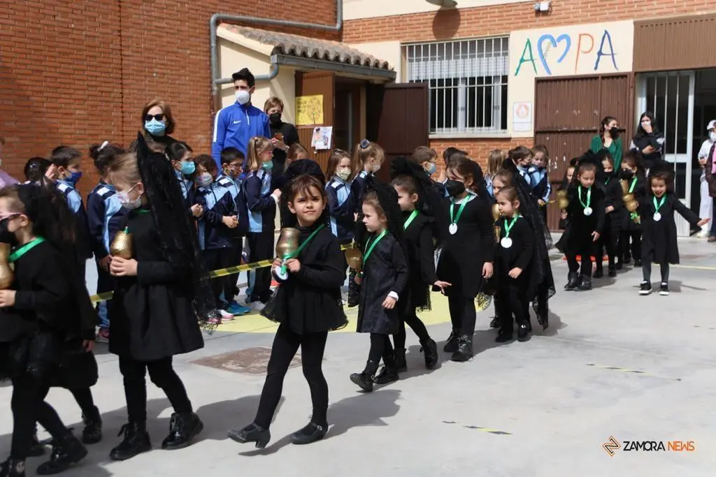 Los alumnos del Amor de Dios desfilan con la imagen de la Esperanza y el Nazareno de San Frontis