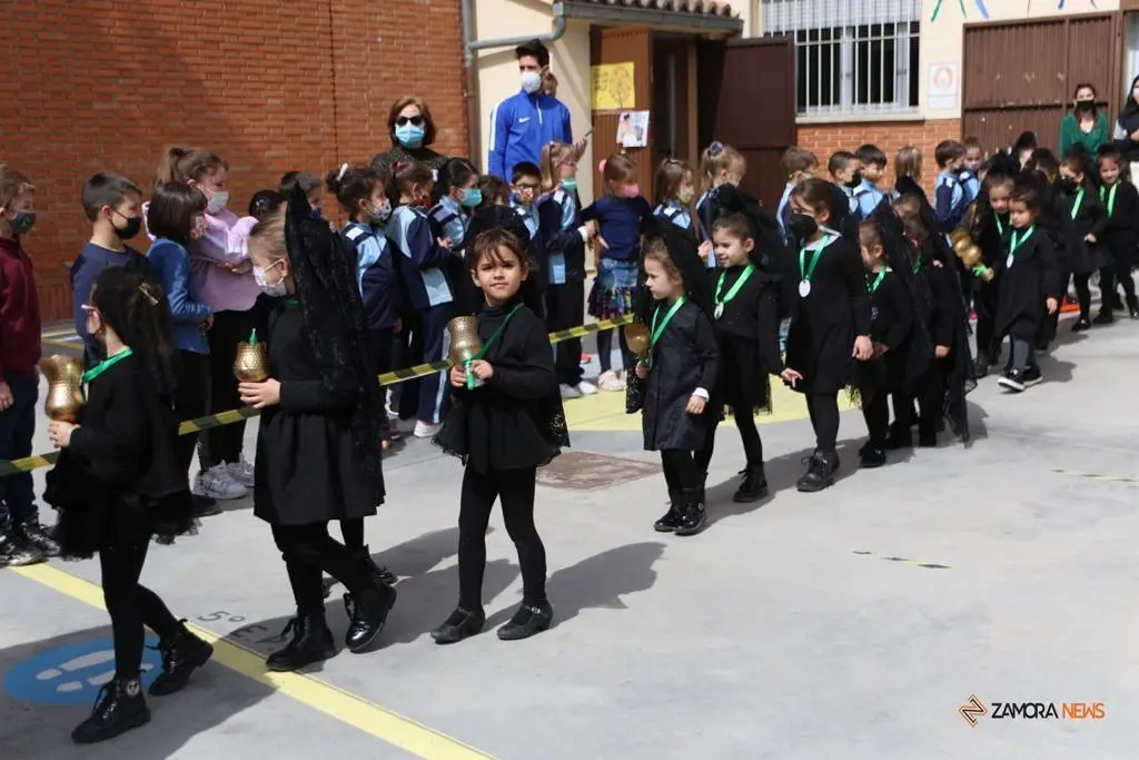 Los alumnos del Amor de Dios desfilan con la imagen de la Esperanza y el Nazareno de San Frontis