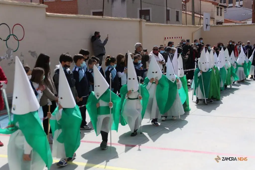 Los alumnos del Amor de Dios desfilan con la imagen de la Esperanza y el Nazareno de San Frontis