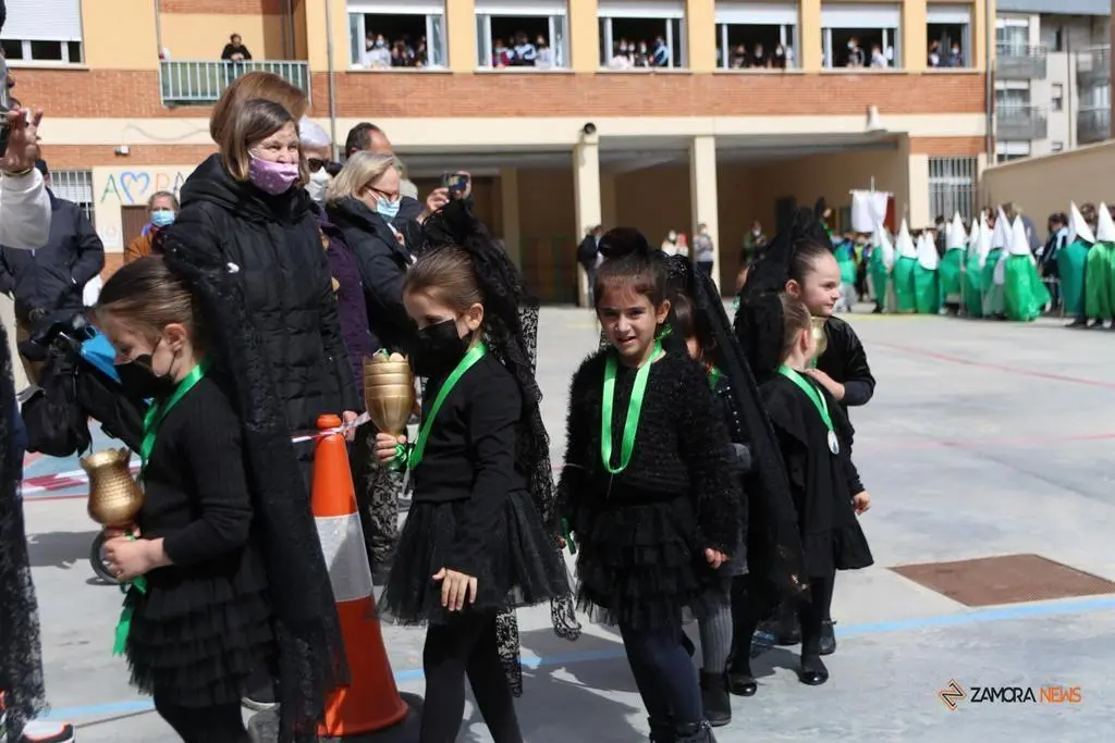 Los alumnos del Amor de Dios desfilan con la imagen de la Esperanza y el Nazareno de San Frontis