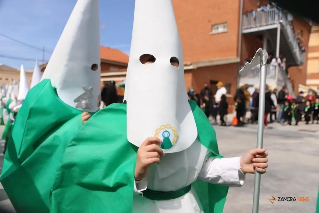 Los alumnos del Amor de Dios desfilan con la imagen de la Esperanza y el Nazareno de San Frontis