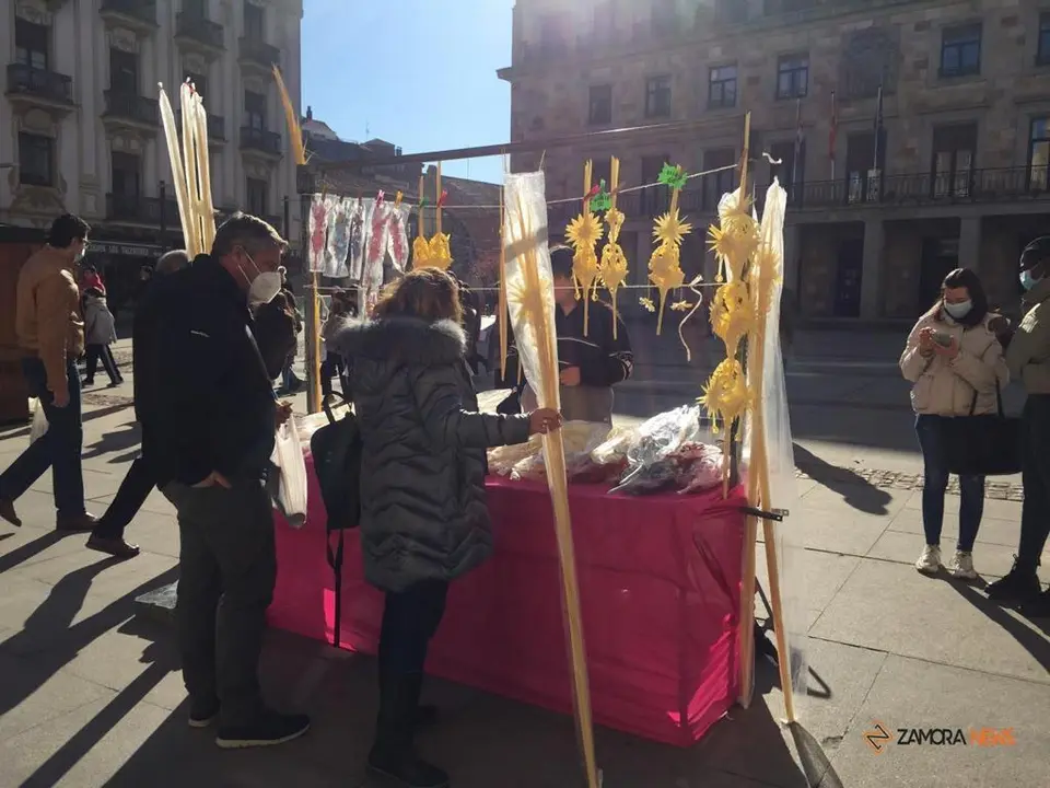 Puesto de venta de palmas en la plaza de la Constitución