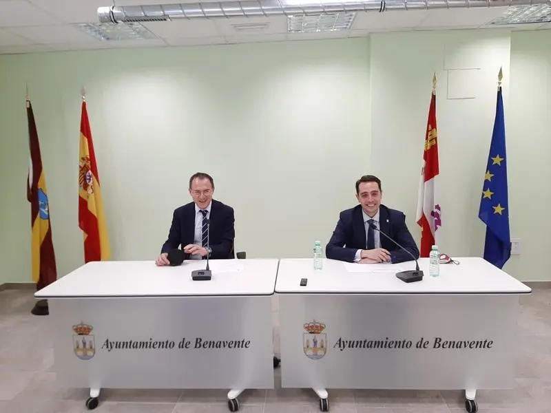 El subdelegado del Gobierno junto al alcalde de Benavente en la Junta Local de Seguridad