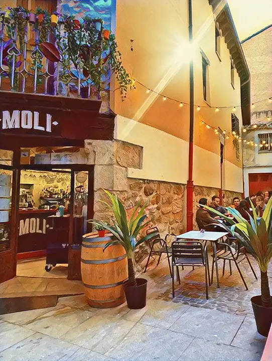 Terraza en uno de los bares de la calle Herreros