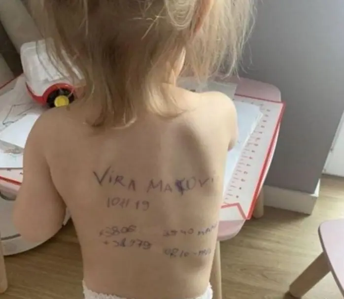 Vera con sus datos apuntados en la espalda