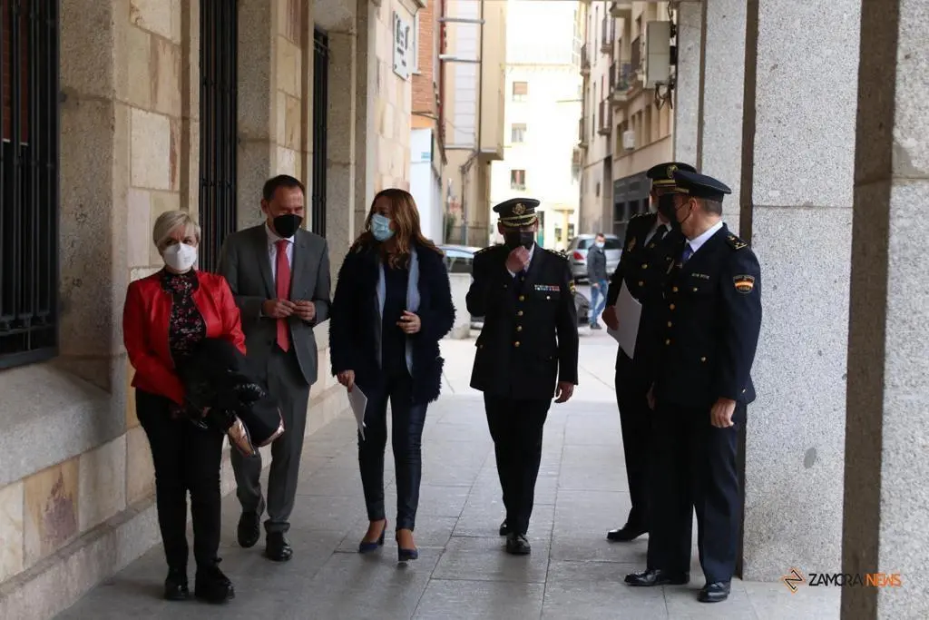 La delegada del Gobierno en Castilla y León,
Virginia Barcones, acompañada por el subdelegado del Gobierno en Zamora, Ángel Blanco y agentes de la Policía Nacional
