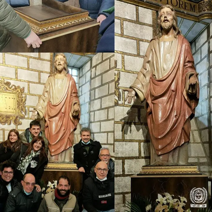 Colocación de la nueva peana en la imagen titular de Jesús de Luz y Vida