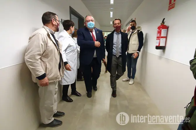 Visita del consejero de Sanidad, Alejandro Vázquez, a la nueva Unidad de diálisis del Hospital de Benavente. Fotografía: Interbenavente/Archivo