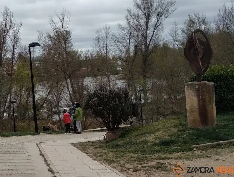Zamoranos pasean con sus perros por la orilla del río Duero