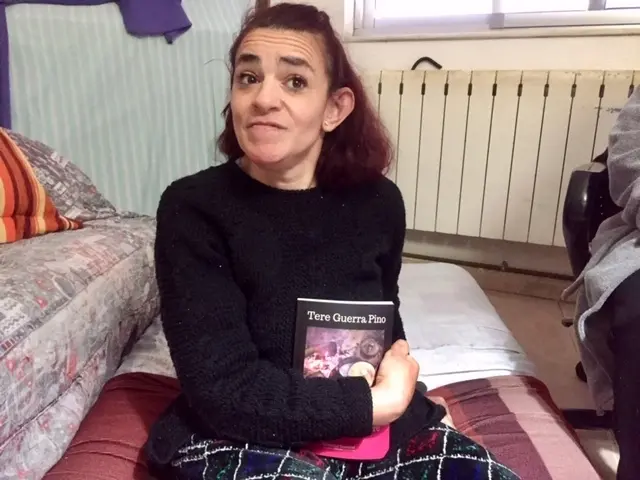 Tere Guerra Pino con su último libro "Al amor de la lumbre"