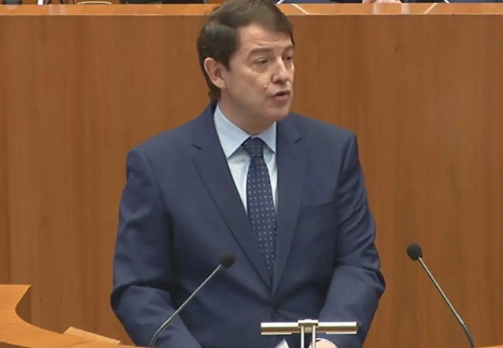 Alfonso Fernández Mañueco durante su primera comparecencia en el pleno de investidura en las Cortes de CyL