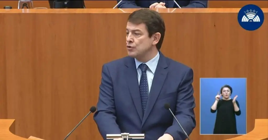 Alfonso Fernández Mañueco durante su primera comparecencia en el pleno de investidura en las Cortes de CyL