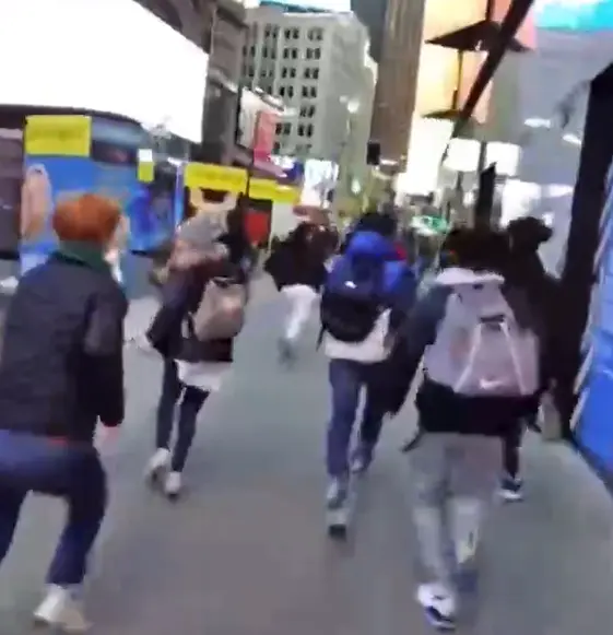 Personas huyendo tras la explosión en Times Square