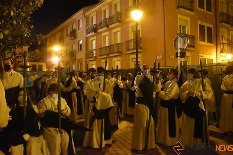 La Cofradía de las Siete Palabras en su recorrido. Foto Aroa Colmenero