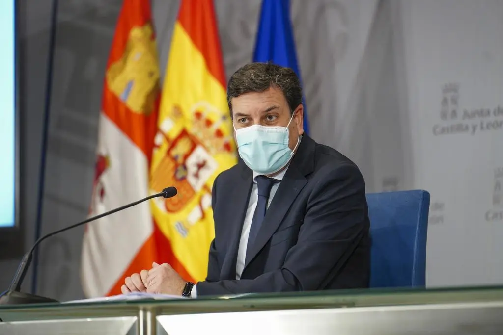 El consejero de Economía y Hacienda y portavoz en funciones, Carlos Fdez. Carriedo, comparece en rueda de prensa posterior al Consejo de Gobierno