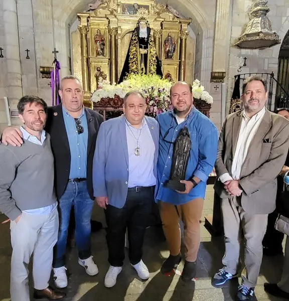Momento de la entrega de la escultura de La Soledad en la iglesia de San Juan