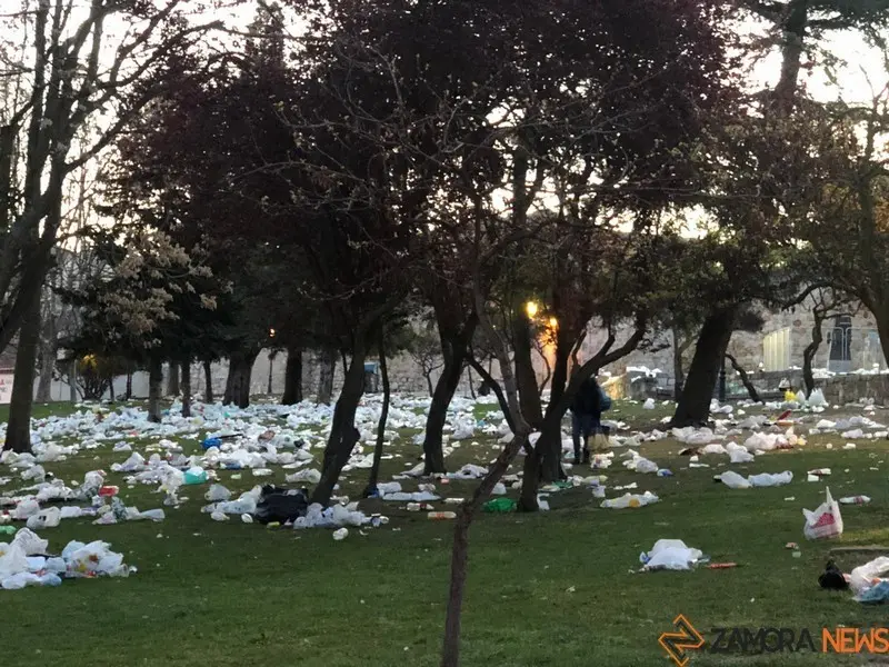 Restos de basura en San Martín tras el botellón. Fotos Marcos Vicente