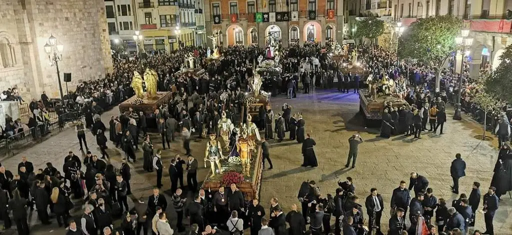 Cofradía de Jesús Nazareno a su salida de la Plaza Mayor