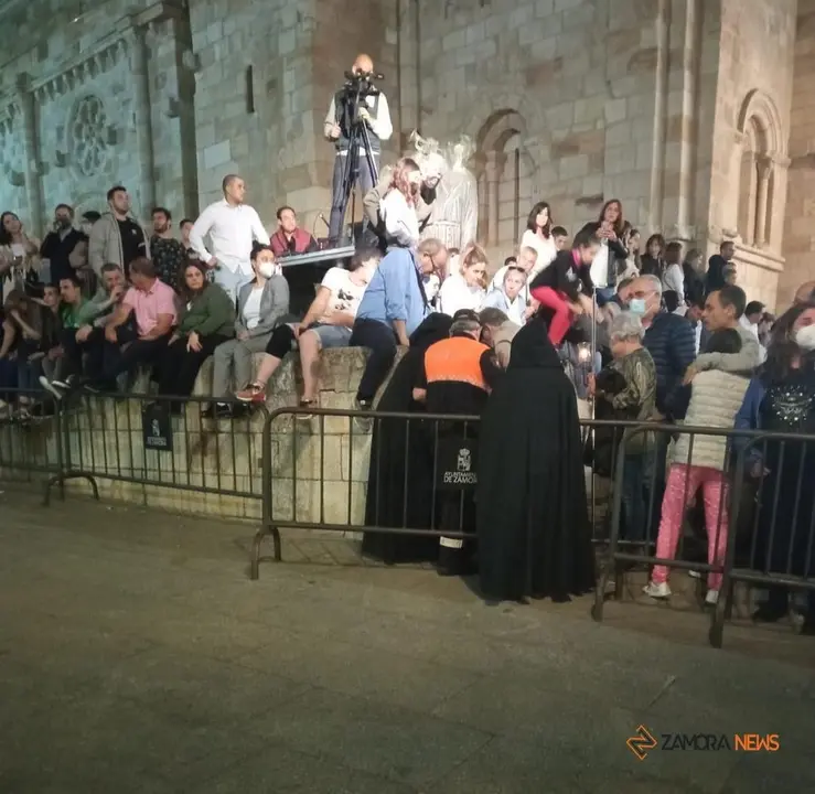 Protección Civil auxilia a una mujer  en plena procesión de la Soledad