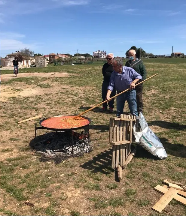 Varios vecinos de Videmala preparan el arroz a la zamorana. Fotografía: CEDIDA