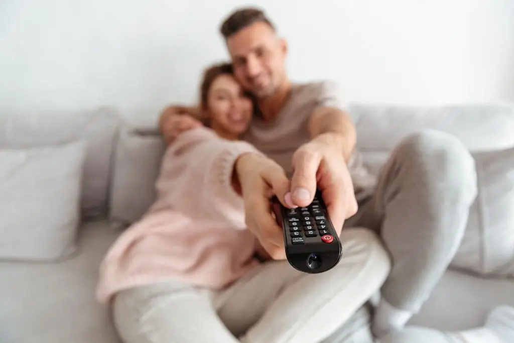 Pareja viendo la televisión imagen de archivo