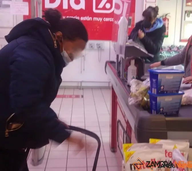 Clientas de un supermercado con mascarilla
