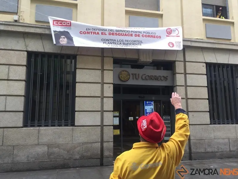 CC OO y UGT se encierran en Correos