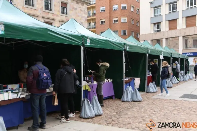 Feria del Libro en la Plaza de la Constitución de Zamora. Foto Marcos Vicente