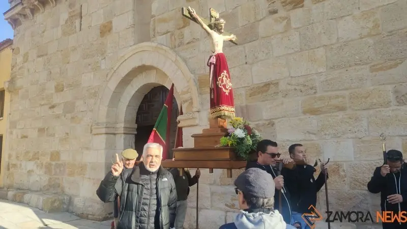 El Cristo de Valderrey sale de la iglesia para procesionar hasta a la ermita