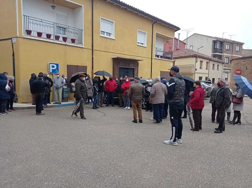 Momentos previos a la concentración junto a la Casa del Reloj en Tábara. Fotografía: CEDIDA