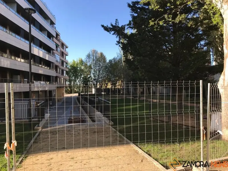 La zona de acceso a los jardines de Eduardo Barrón, vallada