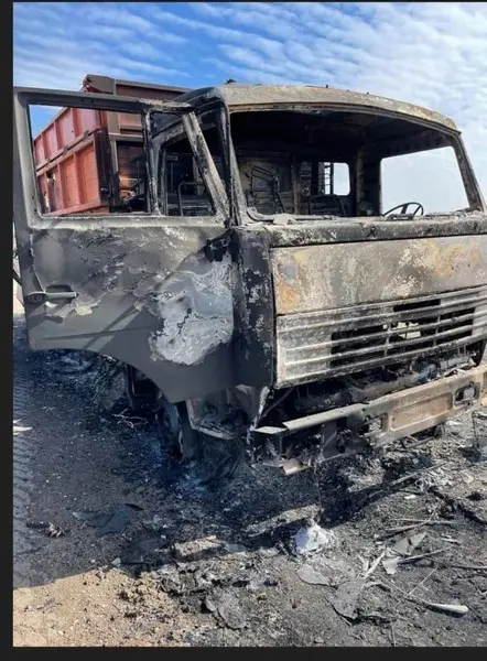 Vehículo calcinado tras una ofensiva en Ucrania