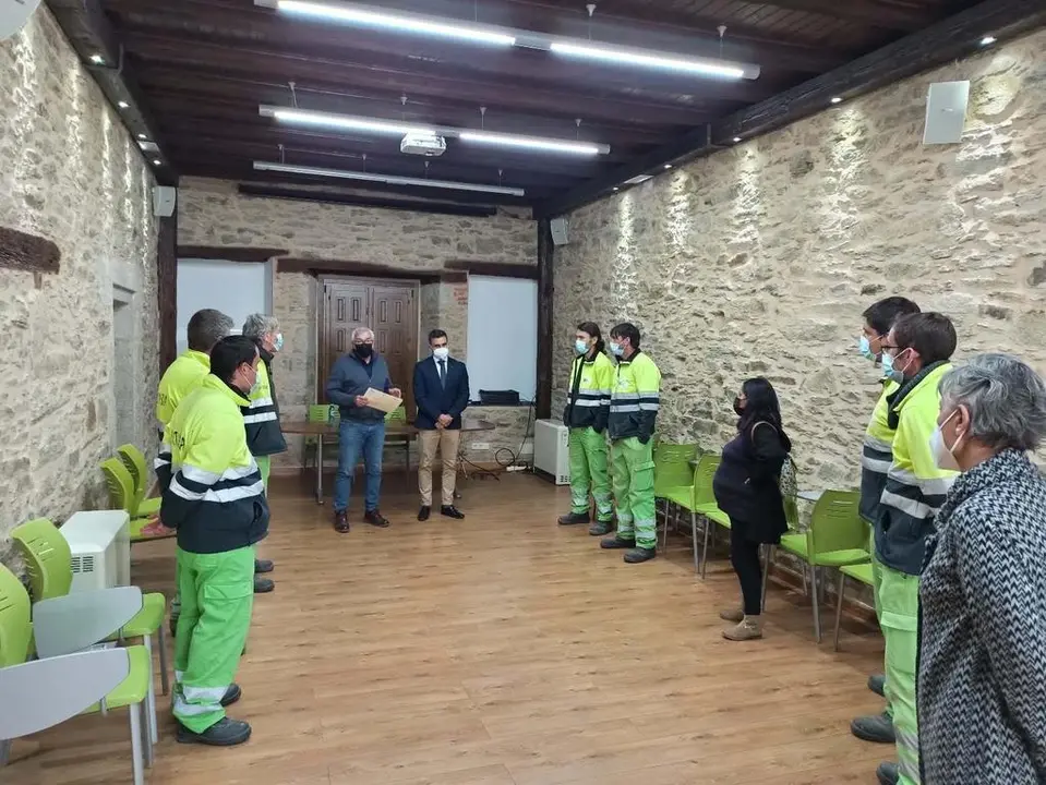 Acto de entrega de las titulaciones con la asistencia del Gerente Provincial del Ecyl y del Alcalde de Puebla de Sanabria