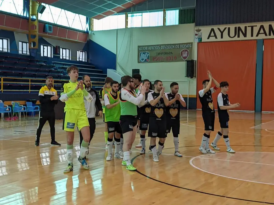 Los jugadores aplauden a la grada al finaliza el encuentro