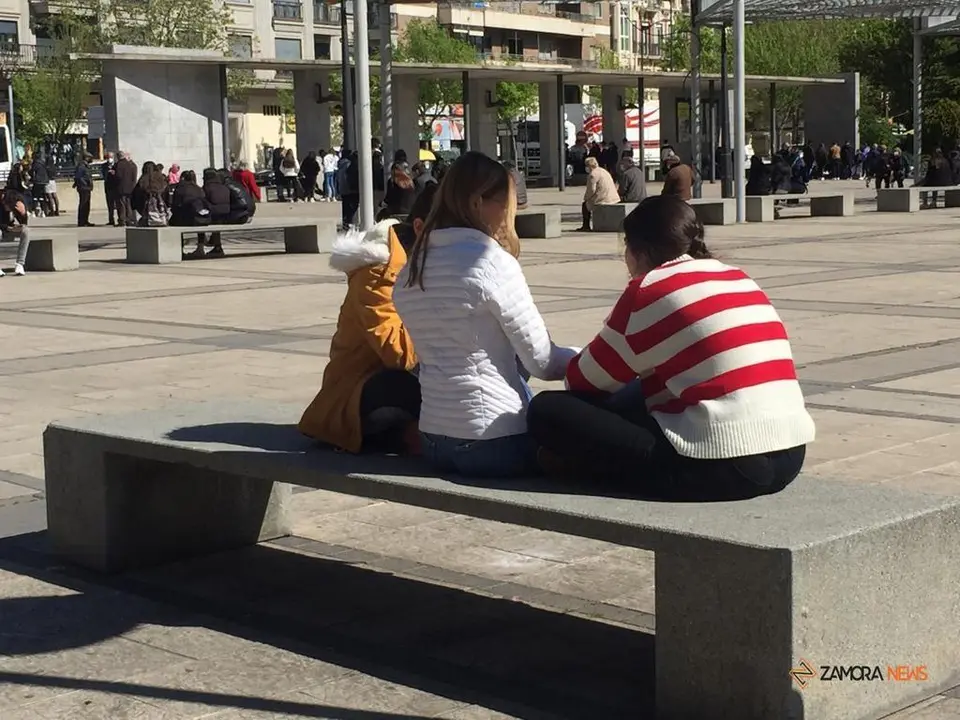 Jóvenes en la plaza de La Marina