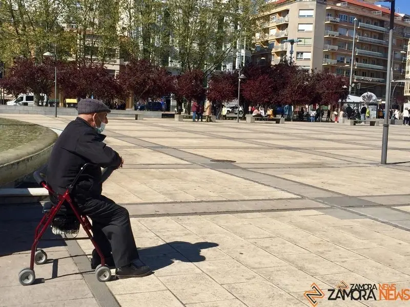 Una persona mayor en la Plaza de la Marina