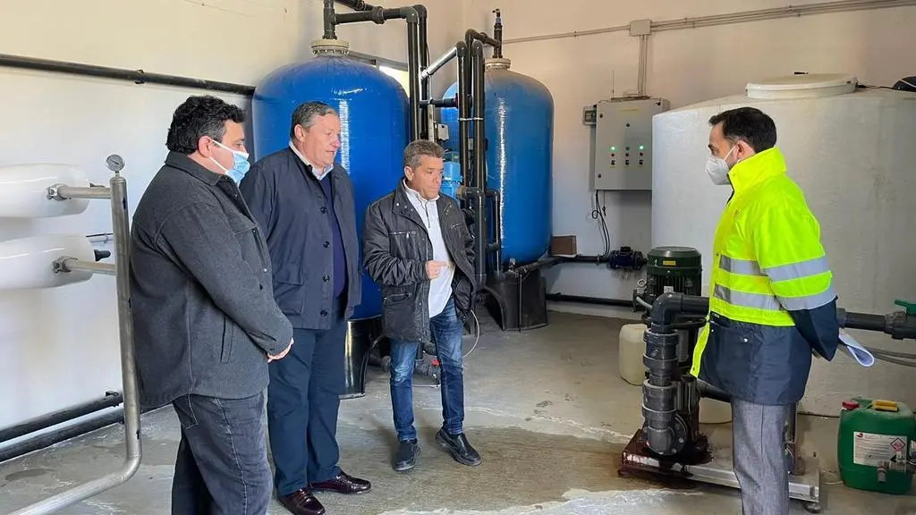 Faúndez, Ruiz y Rodríguez acompañado del técnico de obras de la Diputación visitan el nuevo sistema de sedimentación natural de Villamayor de Campos